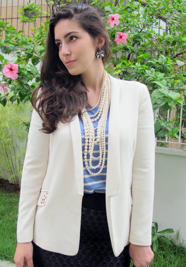 look-do-dia-bon-prix-saia-renda-bordada-camiseta-listrada-clutch-oncinha-ankle-boot-vinho-blazer-branco-colar-perolas-Bon-Prix-1