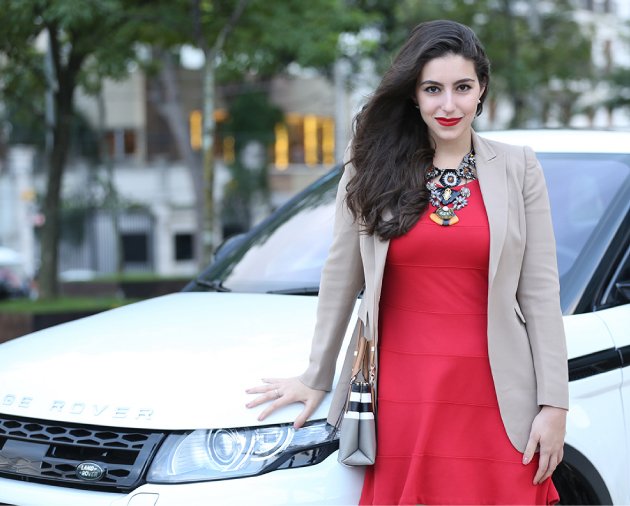 look-do-dia-vestido-vermelho-blazer-caqui-carina-duek-sapato-nude-colares-cosmopolitan-nadia-gimenez-bolsa-coach-land-rover-range-rover-evoke3