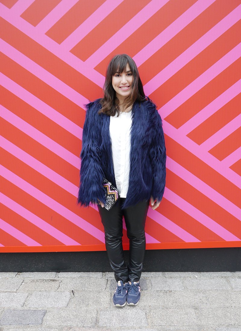 lfw-2015-street-style-somerset-house-faux-fur-jacket-clutch-acrilico-new-balance-zara-mandy-blog-starving-look-ootd-outfit-sneakers-tenis