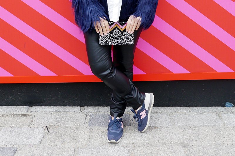 lfw-2015-street-style-somerset-house-faux-fur-jacket-clutch-acrilico-new-balance-zara-mandy-blog-starving-look-ootd-outfit-sneakers-tenis