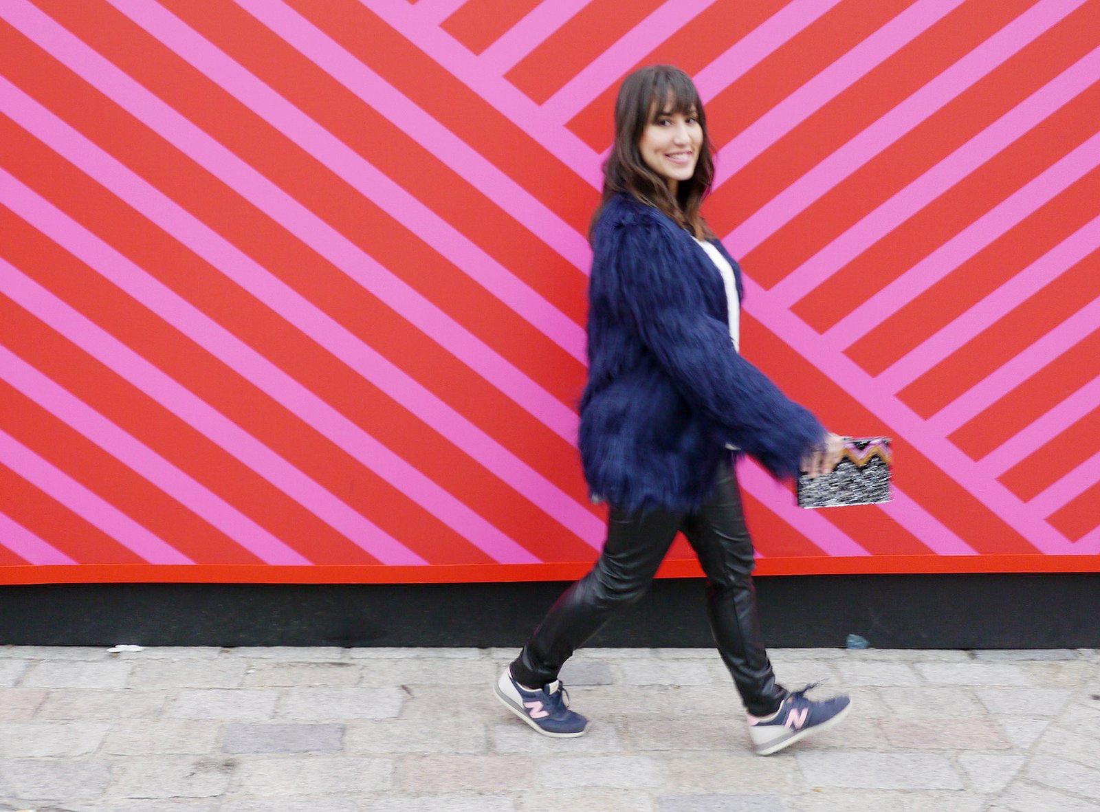 lfw-2015-street-style-somerset-house-faux-fur-jacket-clutch-acrilico-new-balance-zara-mandy-blog-starving-look-ootd-outfit-sneakers-tenis