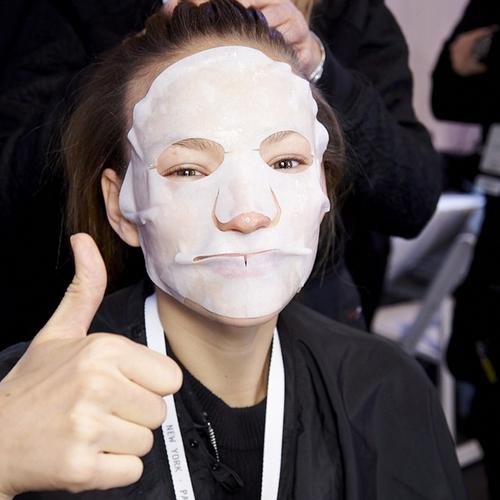 beauty-beleza-mascara-facial-backstage-desfile-de-moda-modelos-semana-de-moda