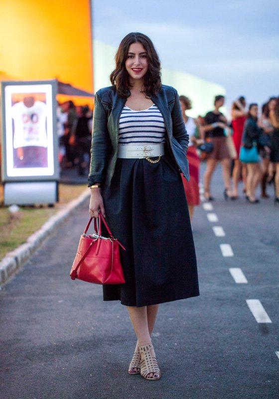 look-do-dia-spfw-dia-3-saia-llog-dona-coisa-blusa-listrada-saia-midi-cinto-grosso-jaqueta-couro