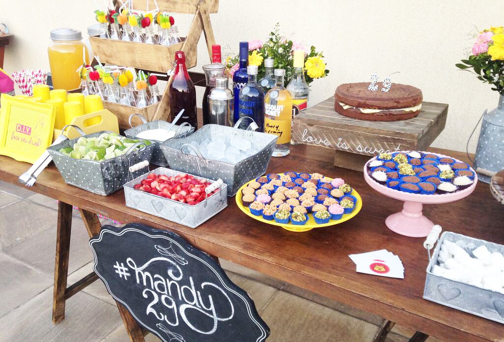 aniversario-festa-inspiracao-ideia-pinterest-bar-drink-bolo-brigadeiros-do-tuiter-batida-do-coraca-bolo-do-amor-canudo-diferente