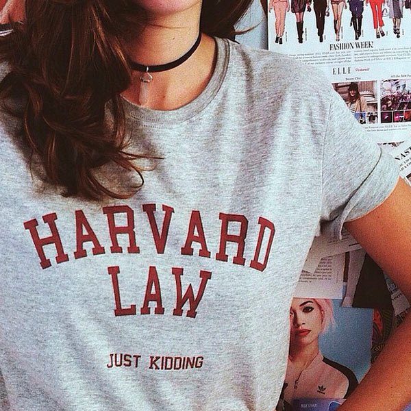 camiseta-frase-divertida-netflix-harvard-law-onde-comprar-online-brasil