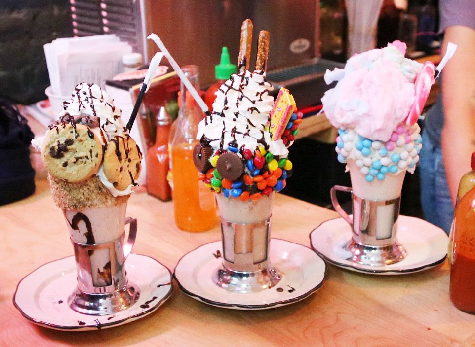 black-tap-nyc-nova-york-dica-viagem-travel-tips-restaurante-milkshake-hamburguer-cerveja-beer-burger