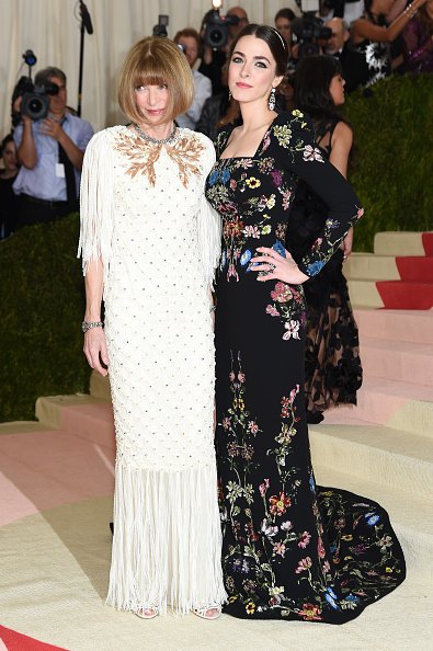 NEW YORK, NY - MAY 02:  Anna Wintour and  Bee Shaffer attend the "Manus x Machina: Fashion In An Age Of Technology" Costume Institute Gala at Metropolitan Museum of Art on May 2, 2016 in New York City.  (Photo by Jamie McCarthy/FilmMagic)