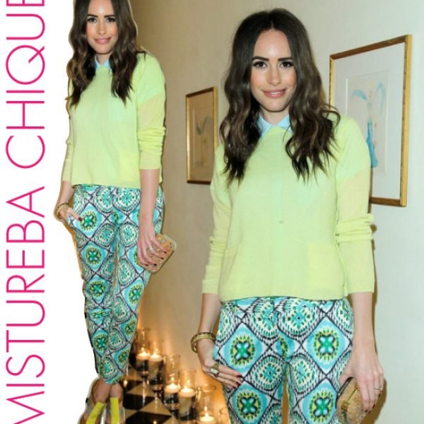 look-do-dia-louise-roe-calca-estampada-azul-verde-amarelo-nude-pulover-gola-babyliss-clutch