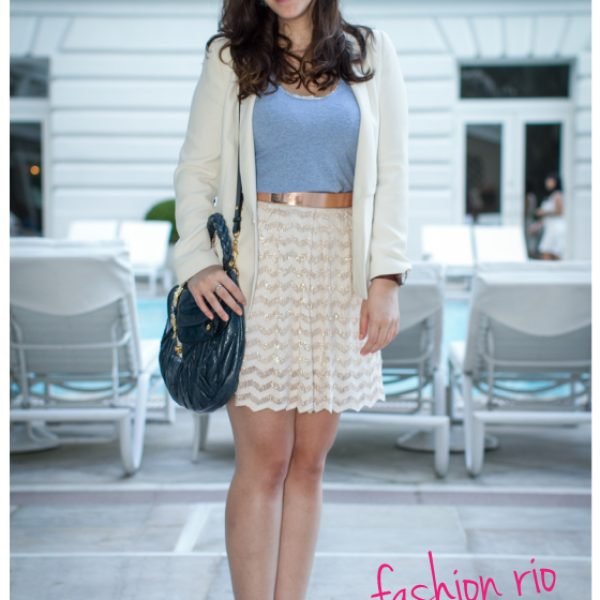 look-fashion-rio-dia-1-vitor-fernandes-copacabana-palace-saia-plissada-lurex-trico-gig-valen-blazer-branco-rasteira-miu-miu